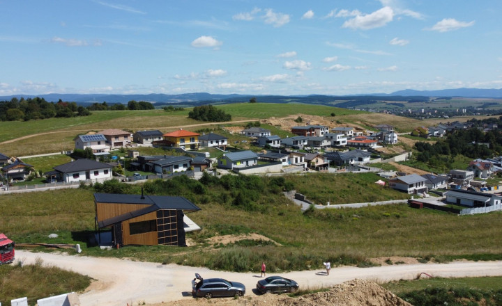 Exkluzívne. Slnečný pozemok v lukratívnej časti mesta Spišská Nová Ves - Ferčekovce o celkoej výmere 720 m2 - fotografia 1