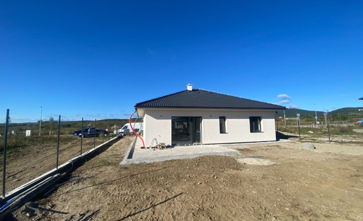 Rezervované! Štvorizbový RD v Modre, obytná plocha 104 m2, pozemok 554 m2, úprava exteriéru v cene - fotografia 1