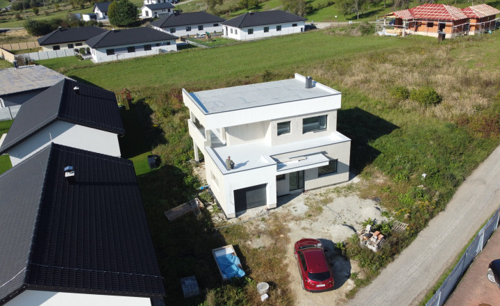 HLINIK NAD VÁHOM - HOLODOM -  5 IZBOVÝ RD + 849m2 POZEMOK