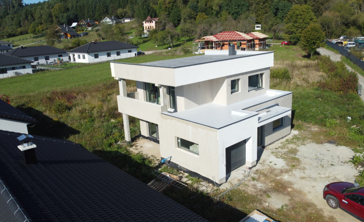 HLINIK NAD VÁHOM - HOLODOM -  5 IZBOVÝ RD + 849m2 POZEMOK - fotografia 1
