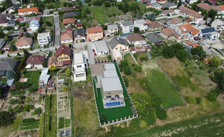 Rodinná vila s wellness a bazénom v obci Zavar! - fotografia 12