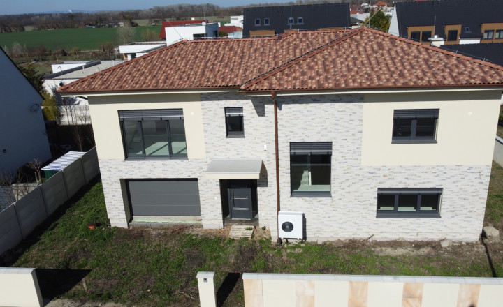 Exkluzívny poschodový dom v lukratívnej lokalite v Čunove, 286 m2, slnečný pozemok 571 m2
