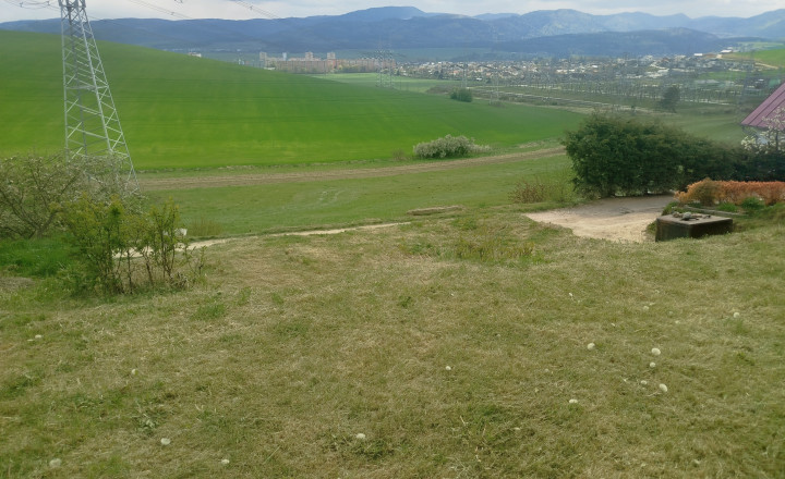 Slnečný pozemok 571m2 s pivnicou – TOP lokalita pri Smižanoch - fotografia 6