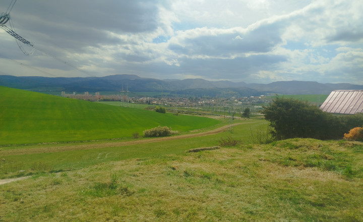 Slnečný pozemok 571m2 s pivnicou – TOP lokalita pri Smižanoch - fotografia 3