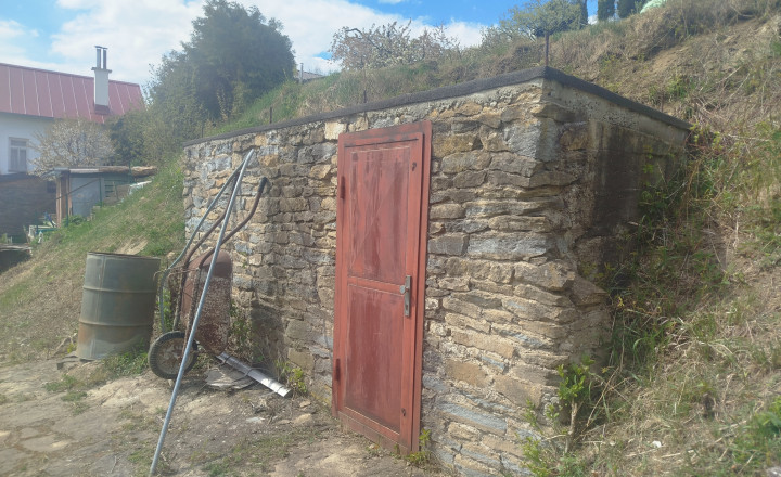 Slnečný pozemok 571m2 s pivnicou – TOP lokalita pri Smižanoch - fotografia 7