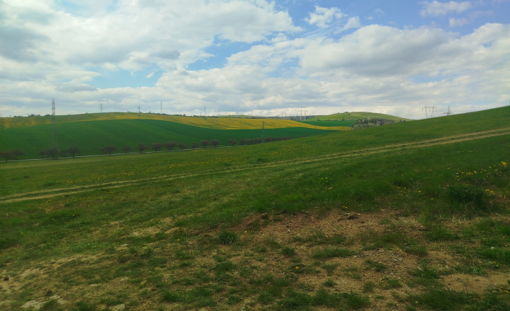 Slnečný pozemok 571m2 s pivnicou – TOP lokalita pri Smižanoch - fotografia 8