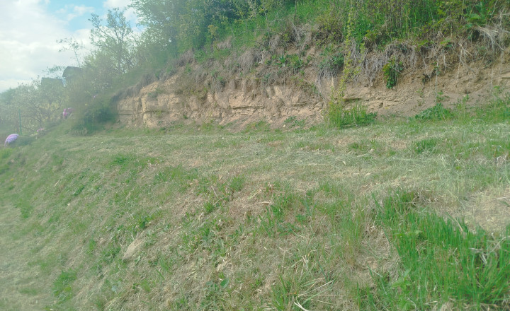 Slnečný pozemok 571m2 s pivnicou – TOP lokalita pri Smižanoch - fotografia 12