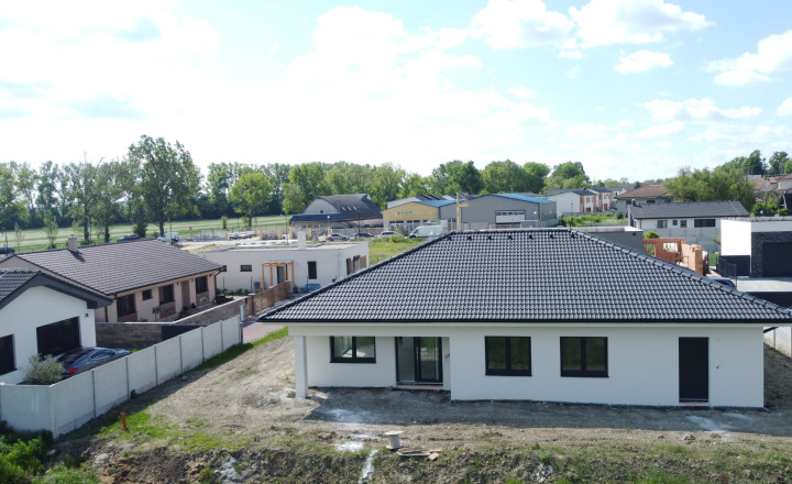 4 izbový bungalov, garáž, 600m2, Vinosady okres Pezinok - fotografia 1