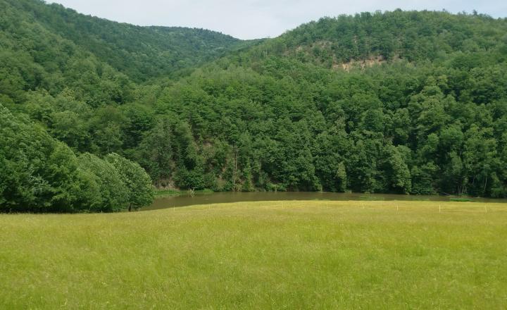 EXKLUZÍVNE: Rozprávkový pozemok 1 708 m2 priamo na brehu Hornádu – Margecany - fotografia 2