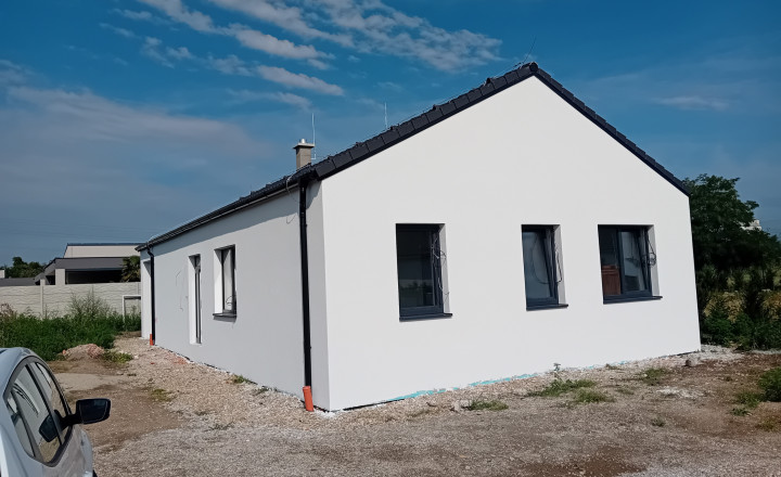 Skolaudovaný! 4 izbový rodinný dom, 495m2 Kapria ulica Senec - fotografia 1
