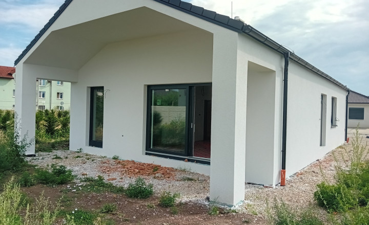 Skolaudovaný! 4 izbový rodinný dom, 495m2 Kapria ulica Senec