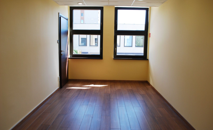 Veľká kancelária na prenájom  55,2 m2 s archívom ul. Jarmočná - fotografia 1