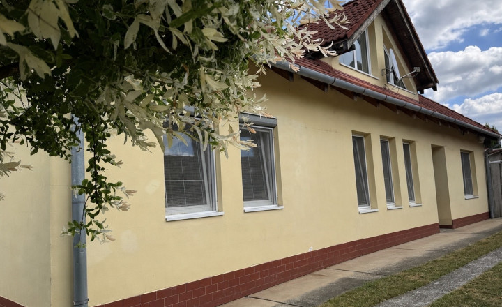 5 izbový rodinný dom v Šali + menší domček pre rodičov