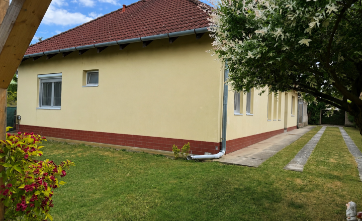 5 izbový rodinný dom v Šali + menší domček pre rodičov - fotografia 1