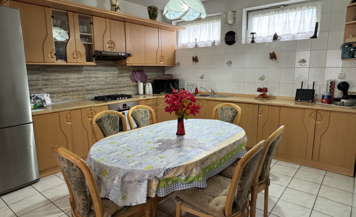 5 izbový rodinný dom v Šali + menší domček pre rodičov - fotografia 6