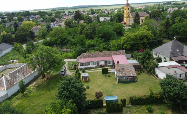 Útulný rodinný dom, 13 m2, garáž, letná kuchyňa, Veľké Ludince, okr. Levice - fotografia 1