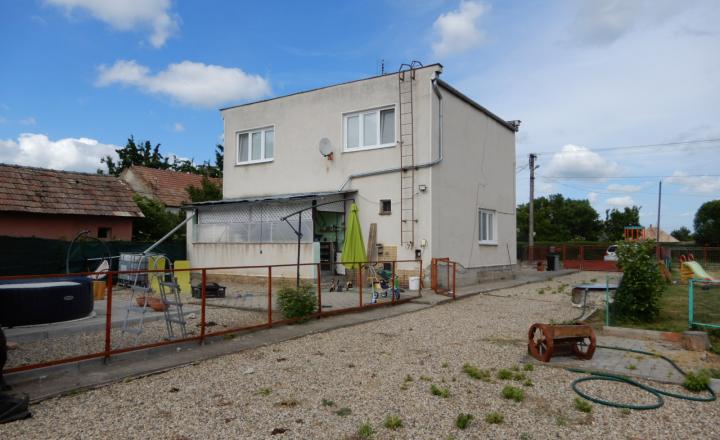 Rodinný dom,140 m2,garáž,letná kuchyňa,Hronovce, okr. Levice