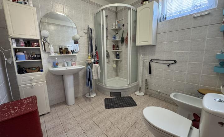 5 izbový rodinný dom v Šali + menší domček pre rodičov - fotografia 11
