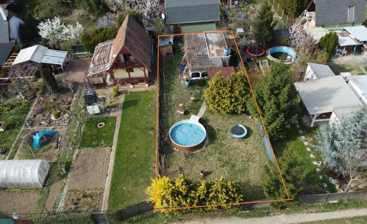 Záhrada 250 m2 v OV Kráľova nad Váhom s bazénom na predaj - fotografia 1