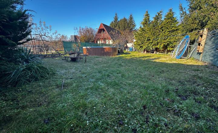 Záhrada 250 m2 v OV Kráľova nad Váhom s bazénom na predaj - fotografia 4