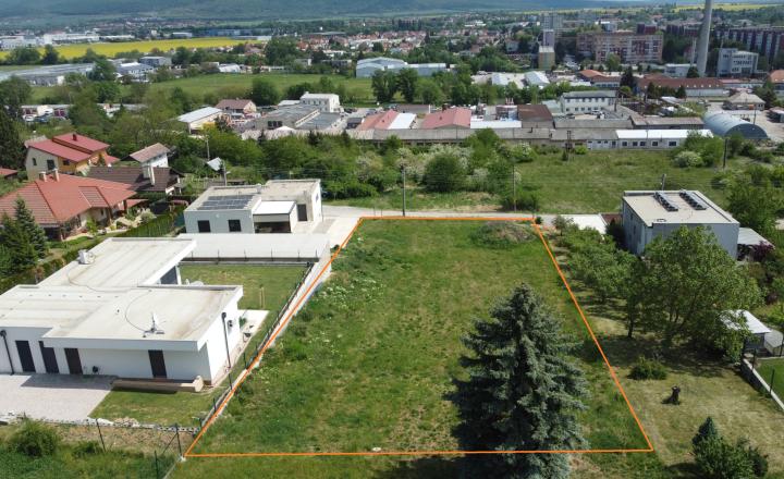 Krásny pozemok na stavbu 1 alebo 2 rodinných domov Zlaté Moravce - fotografia 1