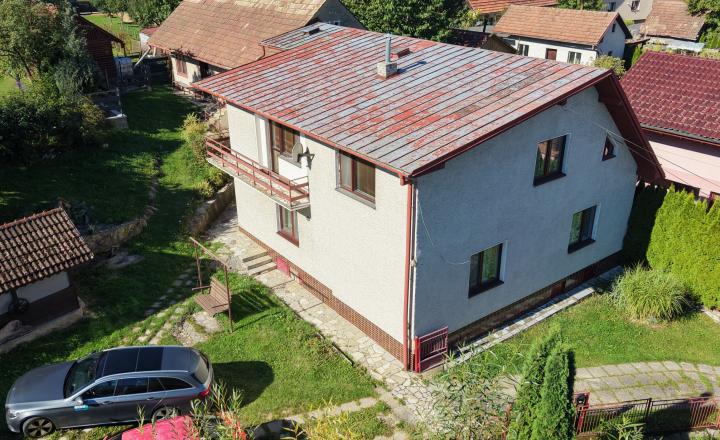 NA PREDAJ VEĽKÝ RODINNÝ DOM V OBCI VIŠŇOVÉ, POZEMOK 775 m2 - fotografia 1