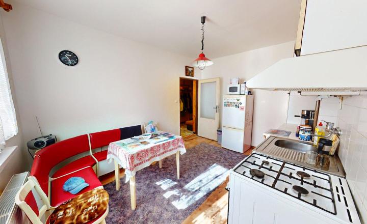 NA PREDAJ VEĽKÝ RODINNÝ DOM V OBCI VIŠŇOVÉ, POZEMOK 775 m2 - fotografia 4