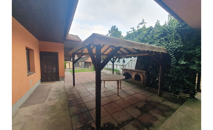 Zaujímavý dom 5iz.1438m2+garáž+4x park. Dolné  Dubové pri TT