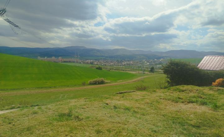 Slnečný pozemok 571m2 s pivnicou – TOP lokalita pri Smižanoch - fotografia 3