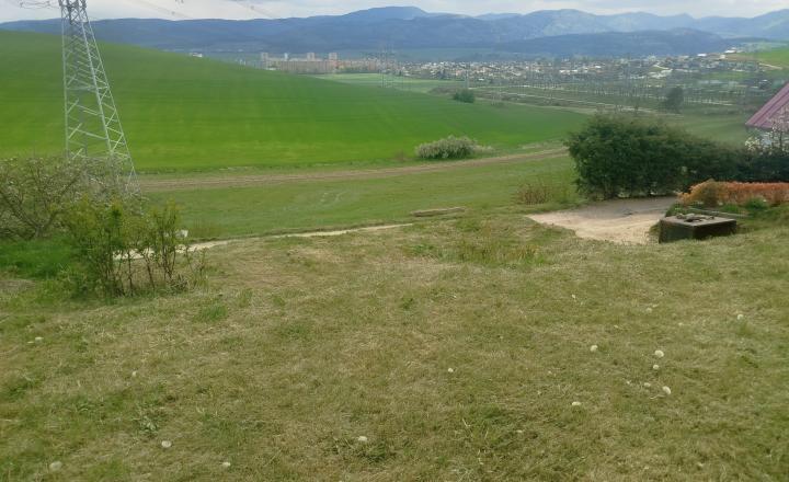 Slnečný pozemok 571m2 s pivnicou – TOP lokalita pri Smižanoch - fotografia 6