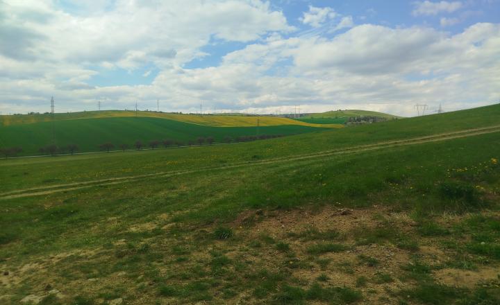Slnečný pozemok 571m2 s pivnicou – TOP lokalita pri Smižanoch - fotografia 8