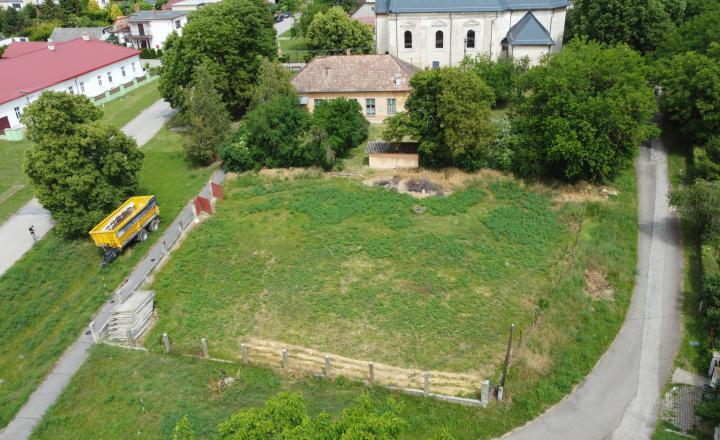 Slnečný pozemok 812 m2, Hronovce, okr. Levice