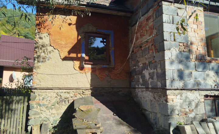 Kamenná chalupa s vlastným potôčikom pod lesom v obci Slovinky - fotografia 2