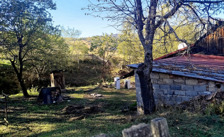 Kamenná chalupa s vlastným potôčikom pod lesom v obci Slovinky - fotografia 24