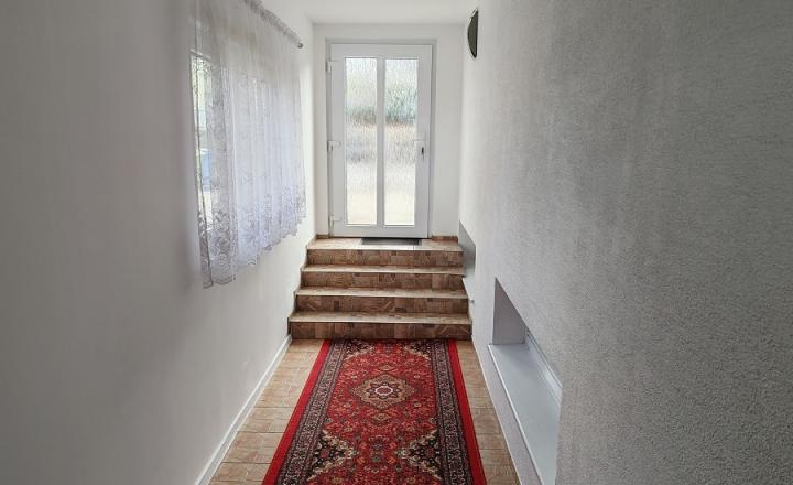 NA PREDAJ! VEĽKÝ RODINNÝ DOM v obci ZÁBORSKÉ pozemok 1060m2 - fotografia 8