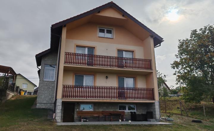 NA PREDAJ! VEĽKÝ RODINNÝ DOM v obci ZÁBORSKÉ pozemok 1060m2 - fotografia 11