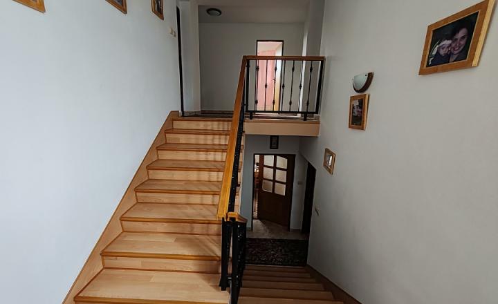 NA PREDAJ! VEĽKÝ RODINNÝ DOM v obci ZÁBORSKÉ pozemok 1060m2 - fotografia 9