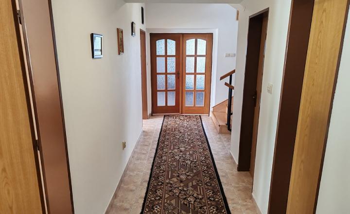 NA PREDAJ! VEĽKÝ RODINNÝ DOM v obci ZÁBORSKÉ pozemok 1060m2 - fotografia 10