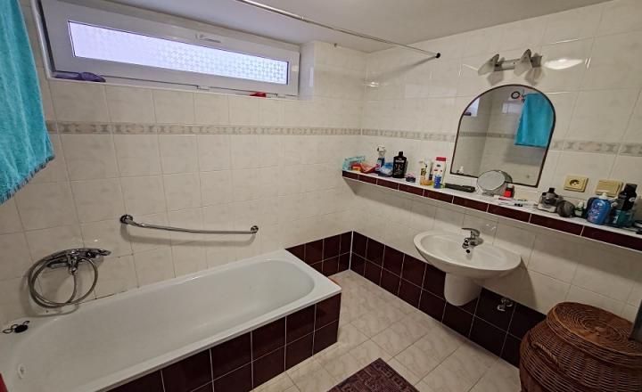 NA PREDAJ! VEĽKÝ RODINNÝ DOM v obci ZÁBORSKÉ pozemok 1060m2 - fotografia 14