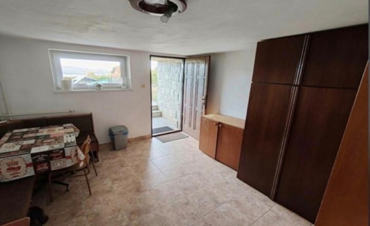 NA PREDAJ! VEĽKÝ RODINNÝ DOM v obci ZÁBORSKÉ pozemok 1060m2 - fotografia 7
