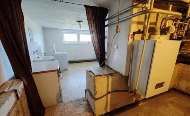 NA PREDAJ! VEĽKÝ RODINNÝ DOM v obci ZÁBORSKÉ pozemok 1060m2 - fotografia 15