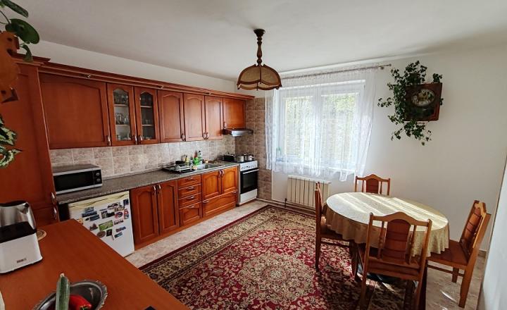 NA PREDAJ! VEĽKÝ RODINNÝ DOM v obci ZÁBORSKÉ pozemok 1060m2 - fotografia 1