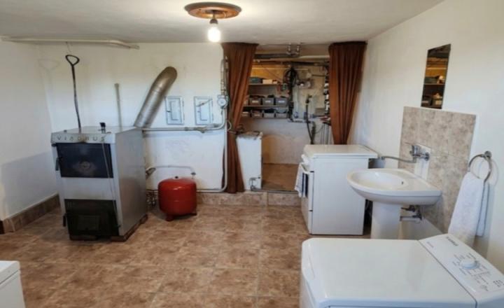 NA PREDAJ! VEĽKÝ RODINNÝ DOM v obci ZÁBORSKÉ pozemok 1060m2 - fotografia 16