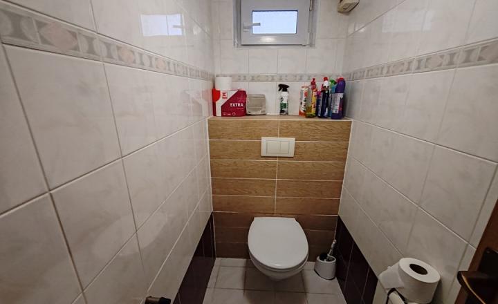 NA PREDAJ! VEĽKÝ RODINNÝ DOM v obci ZÁBORSKÉ pozemok 1060m2 - fotografia 17
