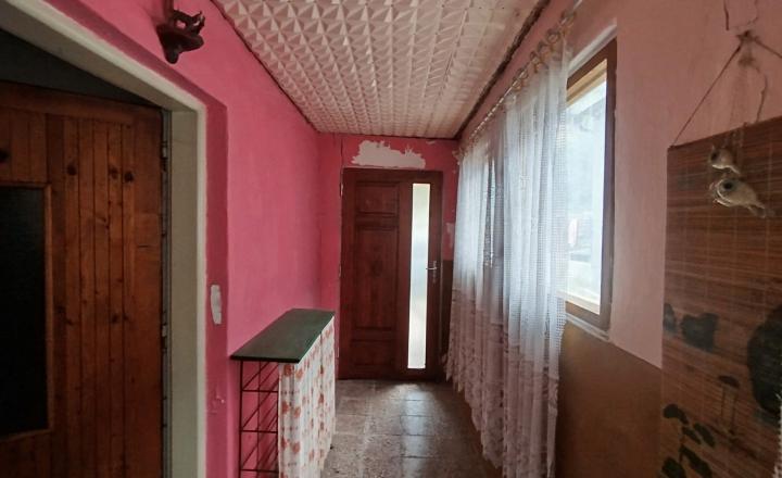Rodinný dom s hospodárskym zázemím v obklopení hôr – Žakarovce - fotografia 5