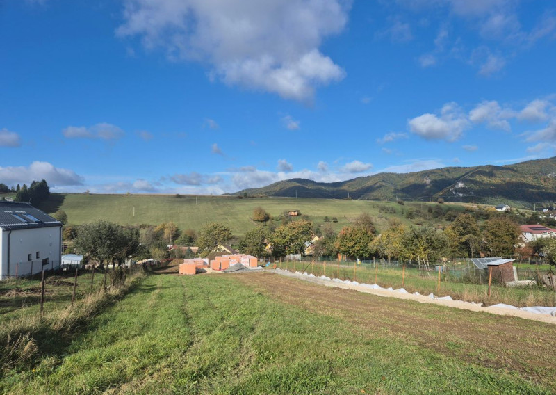 STRÁNSKE - SLNEČNÝ STAVEBNÝ POZEMOK VÝMERA 694m2