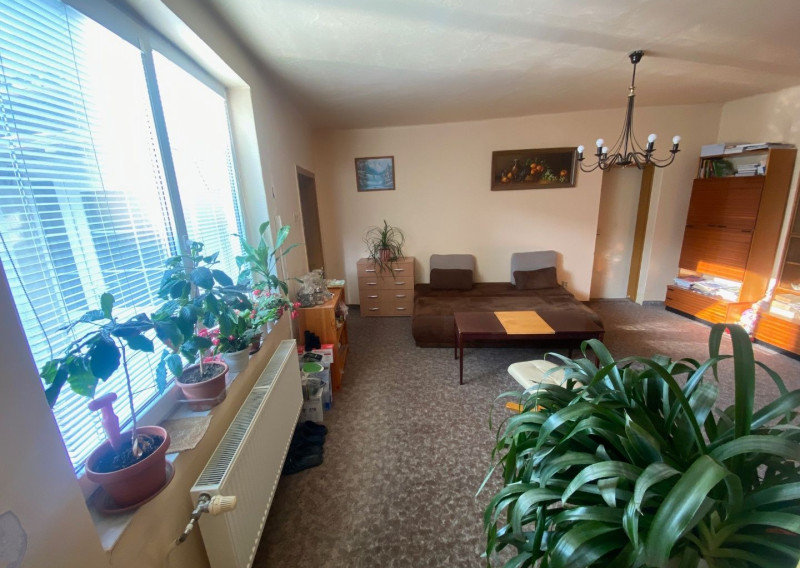 Veľký pozemok 2 142 m² v Slovenskom Grobe – rodinný dom 110 m², všetky IS