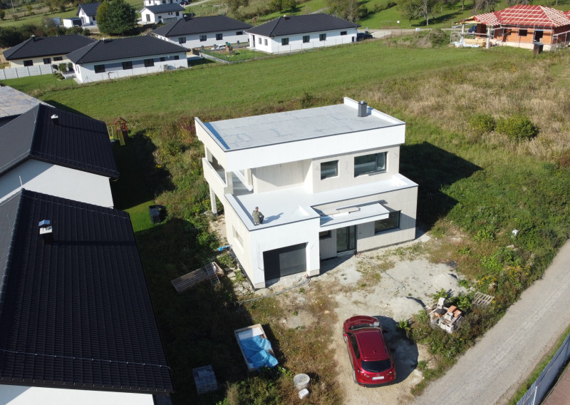 HLINIK NAD VÁHOM - HOLODOM -  5 IZBOVÝ RD + 849m2 POZEMOK