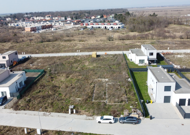 Krásny pozemok so stavebným povolením, projektom a základmi s dekou, 698 m2, Hubice, možnosť odpočtu DPH