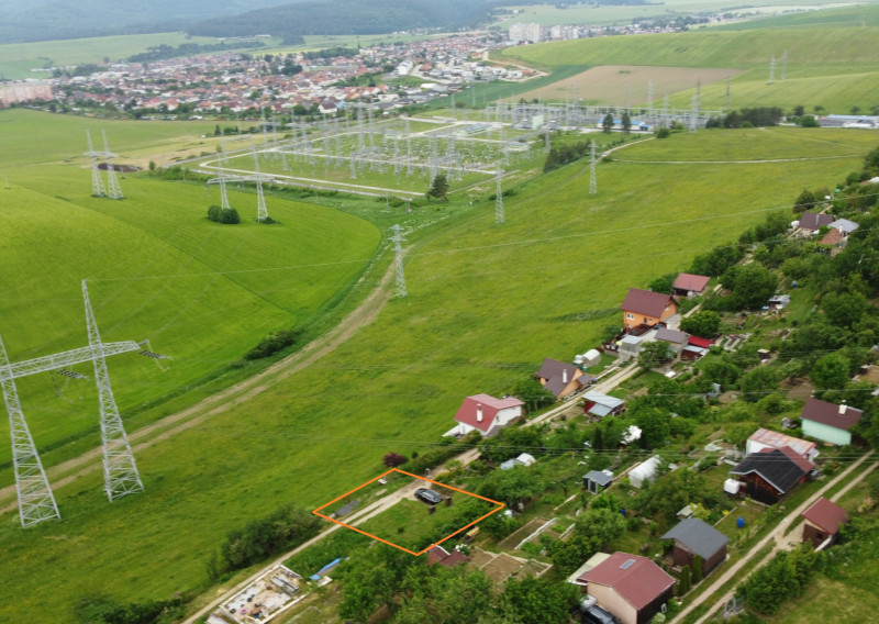 Slnečný pozemok 571m2 s pivnicou – TOP lokalita pri Smižanoch